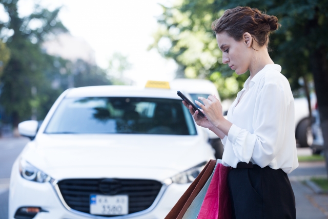 女性がスマホで予約してる様子