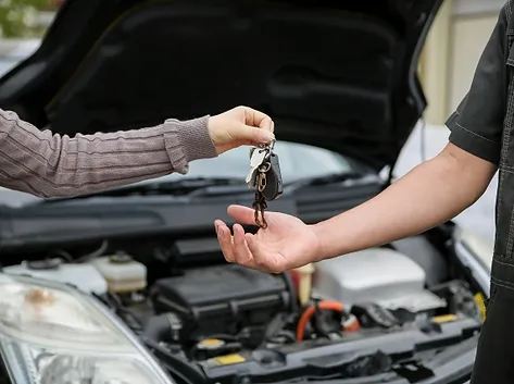 車の鍵を受け渡してる様子